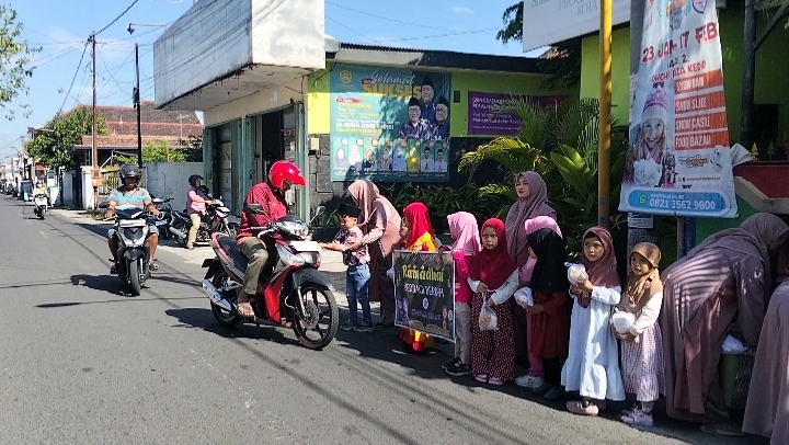 Anak TK Salma Insani Belajar Berbagi, 250 Takjil Dibagikan kepada Warga Sekitar