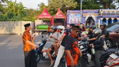 Pemuda Pancasila Kota Kediri Bagikan 400 Paket Takjil di Depan Masjid Agung, Ini Infonya