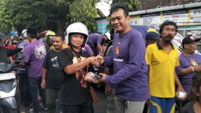 Suporter Bersatu Tebar Kepedulian, Persikmania, Yakuza dan Langitan Bagikan Sekitar 9.000 Takjil di Kediri