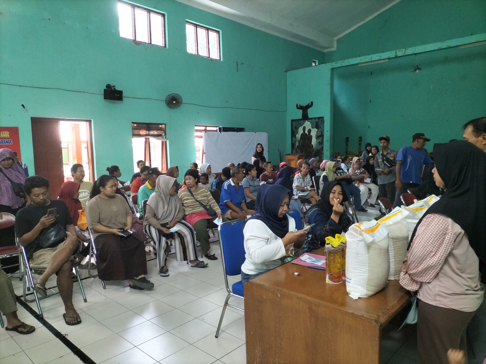 Jelang Lebaran, BULOG Kediri Gelontorkan 685 Ton Beras dan 137 Ribu Liter Minyak untuk 34 Ribu Warga