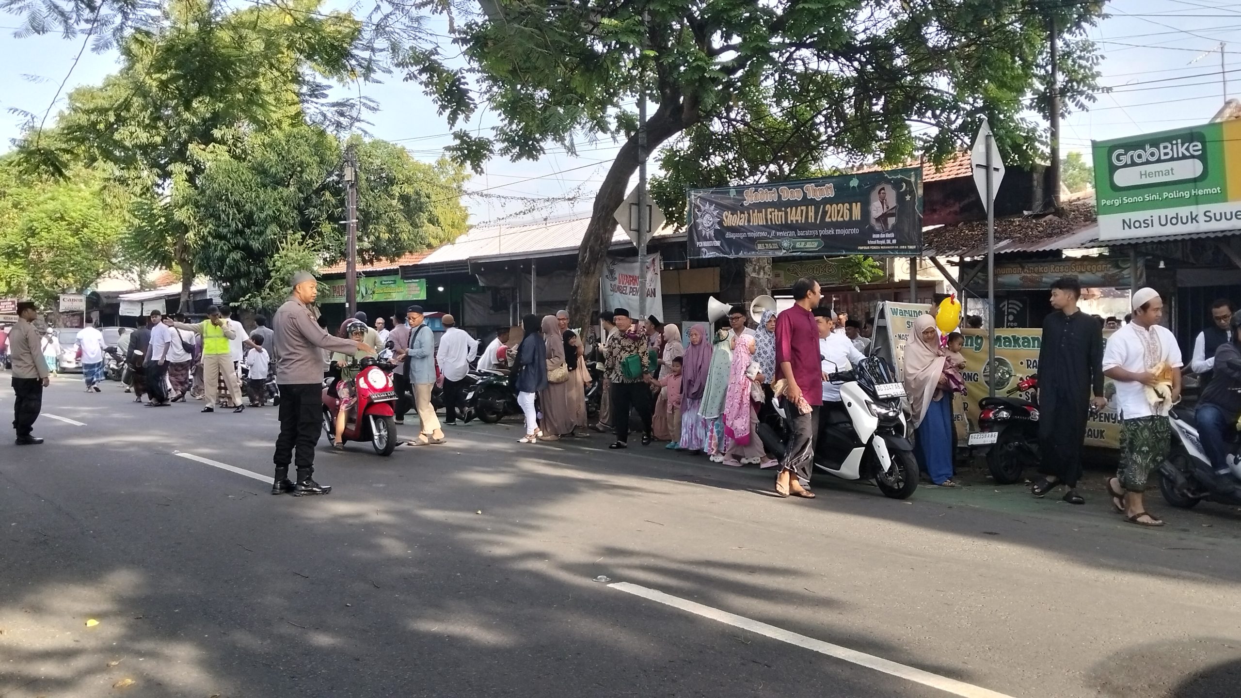 Sementara itu, pengamanan kegiatan dilakukan oleh personel Polsek Mojoroto yang disebar di sejumlah titik guna memastikan jalannya kegiatan tetap aman dan kondusif.