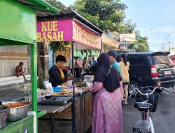 Usai Salat Id Muhammadiyah, Aktivitas Wisata Kuliner di Jalan Doho Kediri Kembali Ramai