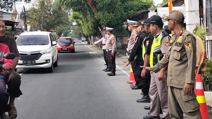 H+2 Lebaran, Arus Lalin di Pos Pam 02 Bence Kediri Pagi Hari Masih Landai, Polisi Antisipasi Lonjakan Sore
