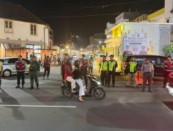 Lebaran H+2 Malam, Jalan Doho Kediri Tetap Dipadati Pemburu Kuliner, Lalin Lancar Terkendali