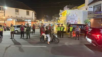 Lebaran H+2 Malam, Jalan Doho Kediri Tetap Dipadati Pemburu Kuliner, Lalin Lancar Terkendali