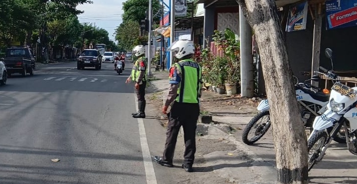 Arus Lalin H+3 Lebaran di Simpang Tiga Njetis Padat, Tetap Lancar