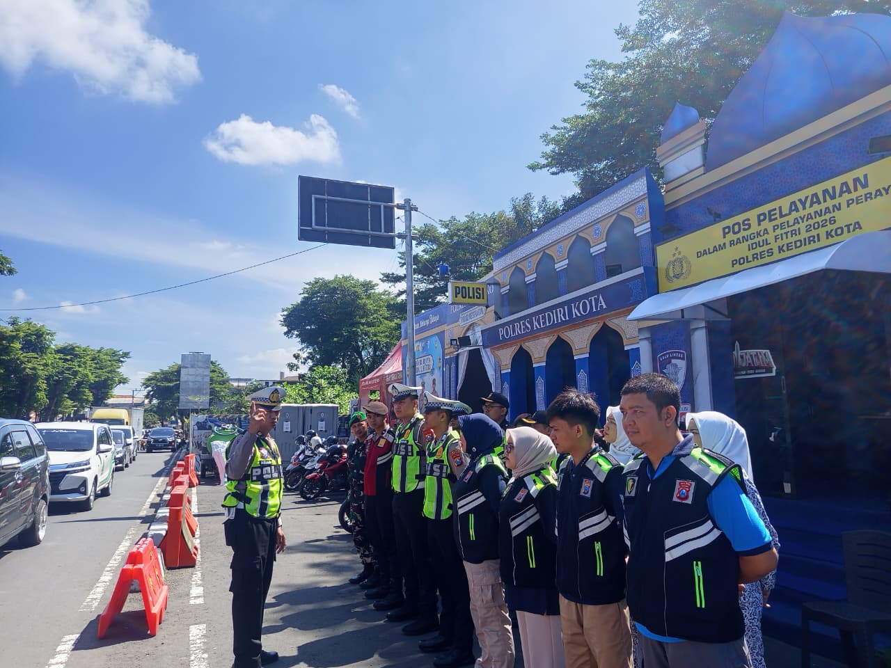 Dipimpin IPTU Mujani, Arus Lalin Jalan Panglima Sudirman Kediri Ramai Namun Tetap Lancar