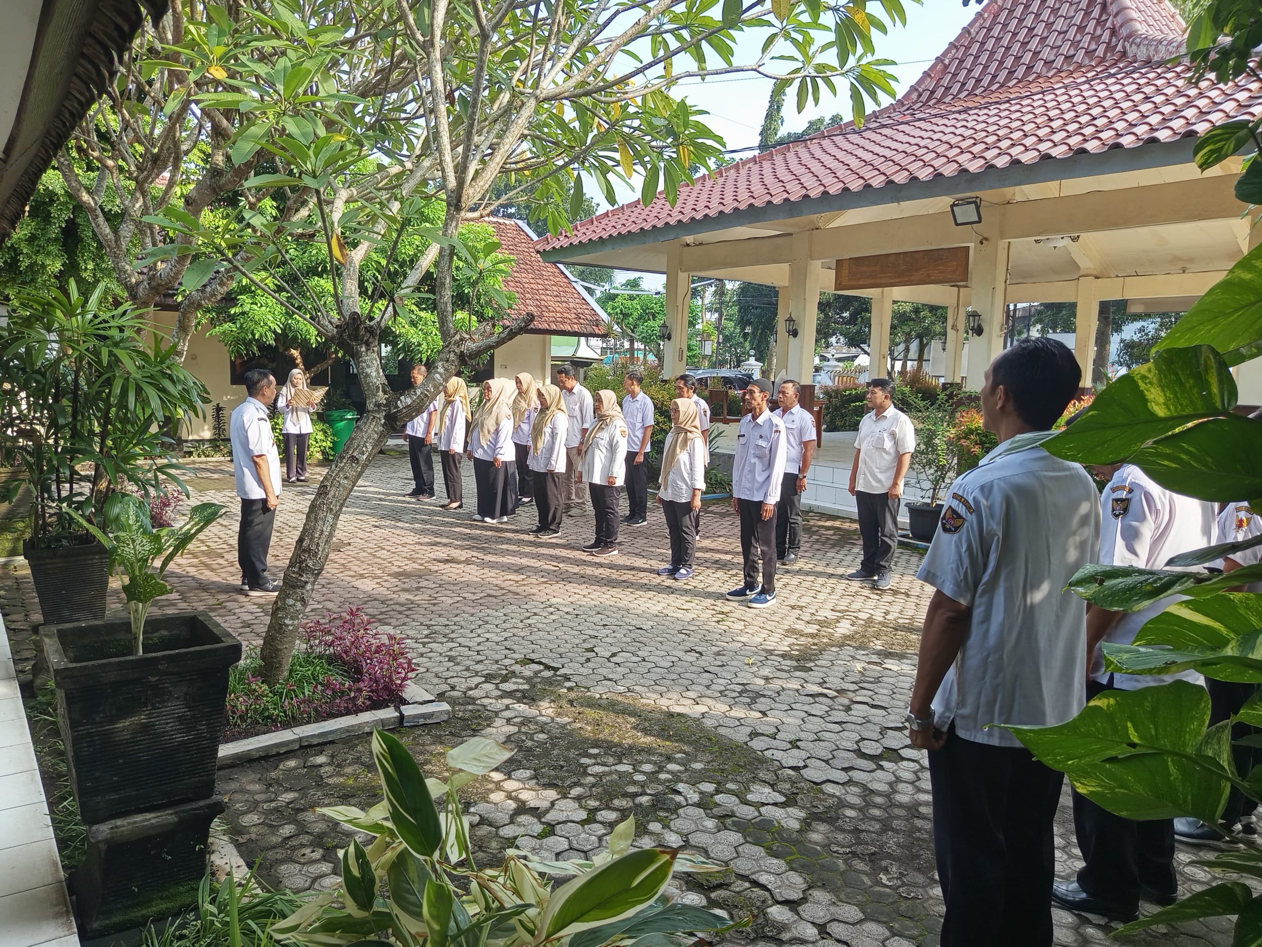 Hari Pertama Kerja Usai Lebaran, Camat Pesantren Tekankan Disiplin dan Pelayanan Optimal