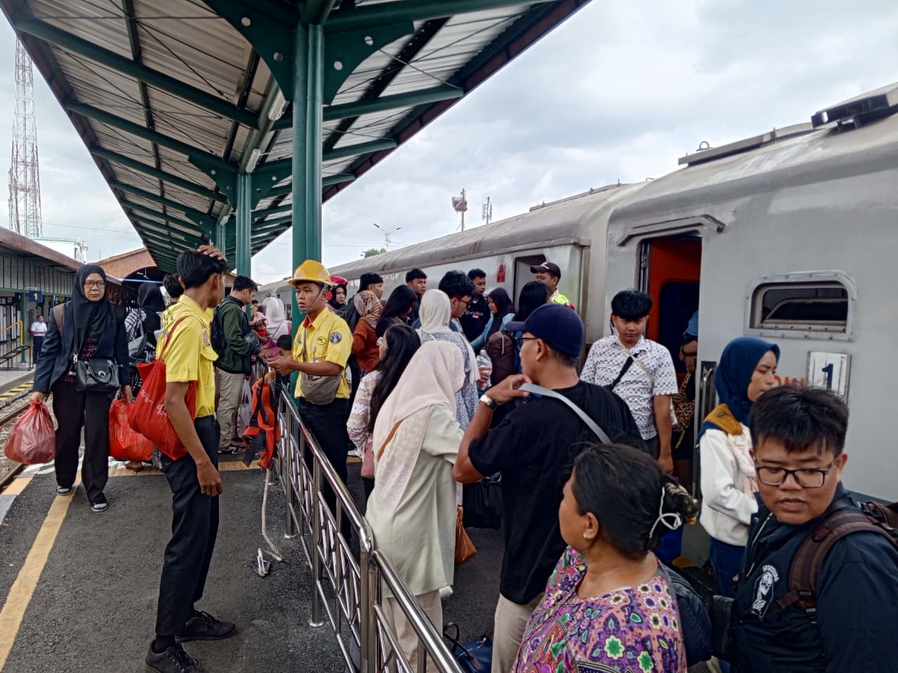 Arus Balik H+5 Masih Tinggi, KAI Daop 7 Madiun Tawarkan Diskon Tiket Eksekutif