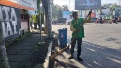 Potret Sunyi Pak Sodik, Pejuang Kebersihan DLHKP Kediri di Balik Hiruk Pikuk Jalan Imam Bonjol