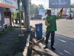 Potret Sunyi Pak Sodik, Pejuang Kebersihan DLHKP Kota Kediri di Balik Hiruk Pikuk Jalan Imam Bonjol
