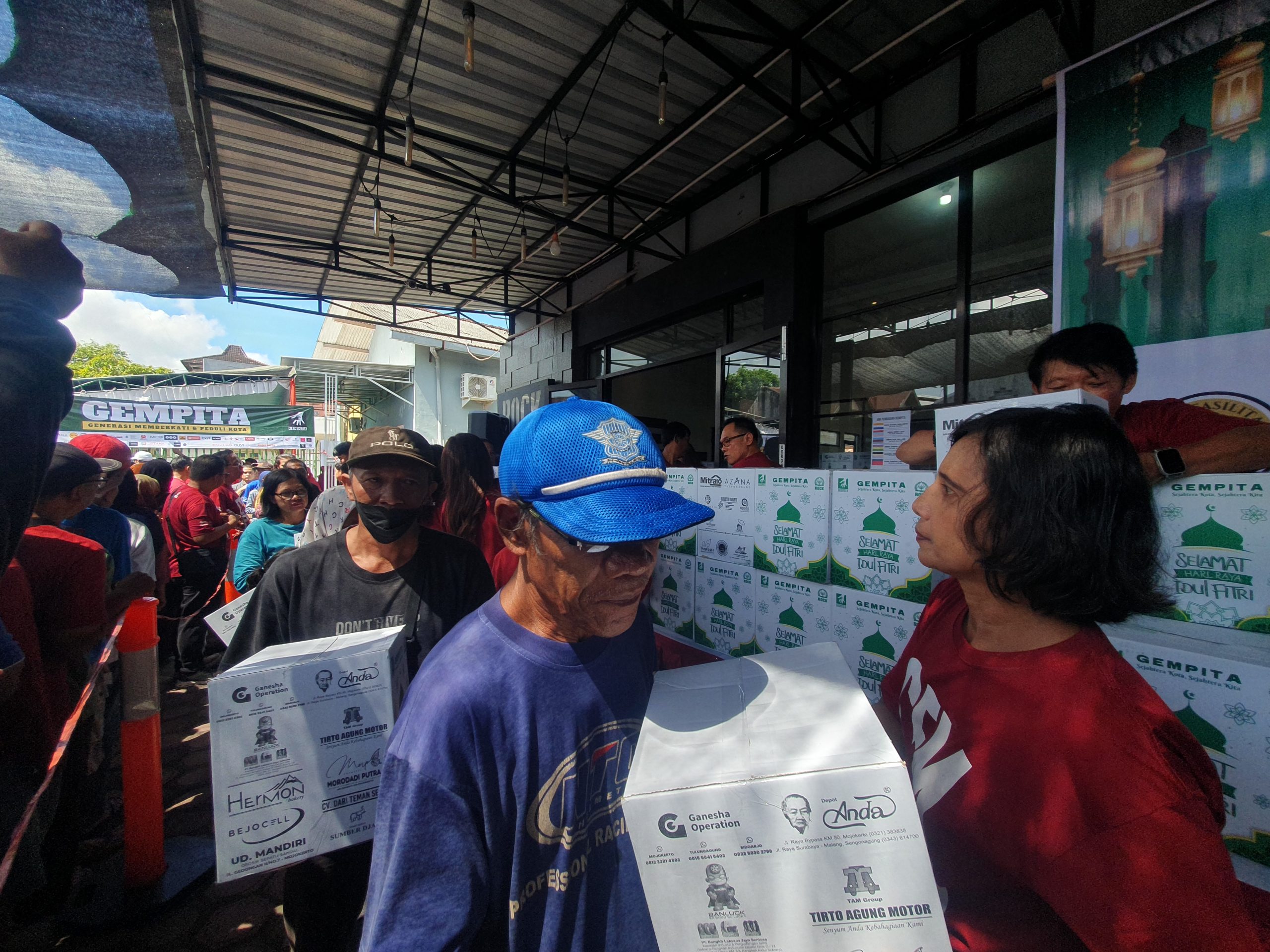 Wujud Toleransi Antarumat Beragama, GBI Rock Tulungagung Bagikan 2.200 Parcel Lebaran
