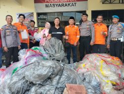 Petugas Gabungan Amankan 12 Balon Udara Liar di Tulungagung Saat Kupatan Massal