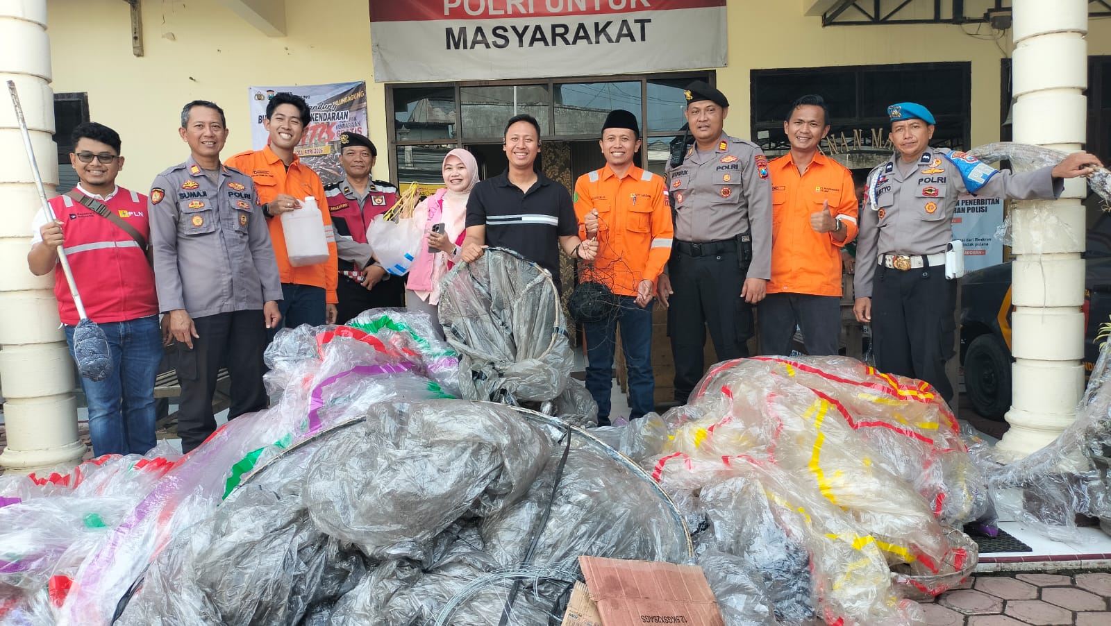 Petugas Gabungan Amankan 12 Balon Udara Liar di Tulungagung Saat Kupatan Massal