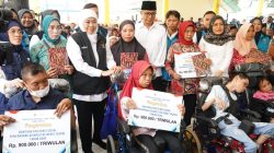 Gus Qowim Dampingi Gubernur Jatim Salurkan Sapa Bansos Rp15 Miliar, Perkuat Pengentasan Kemiskinan di Kediri