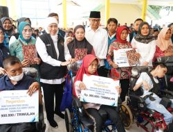 Gus Qowim Dampingi Gubernur Jatim Salurkan Sapa Bansos Rp15 Miliar, Perkuat Pengentasan Kemiskinan di Kediri