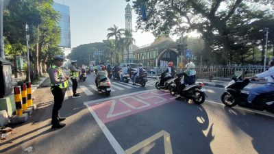 Hari Pertama Sekolah, Polisi Intensifkan Pengaturan Lalu Lintas di Depan Sekolah