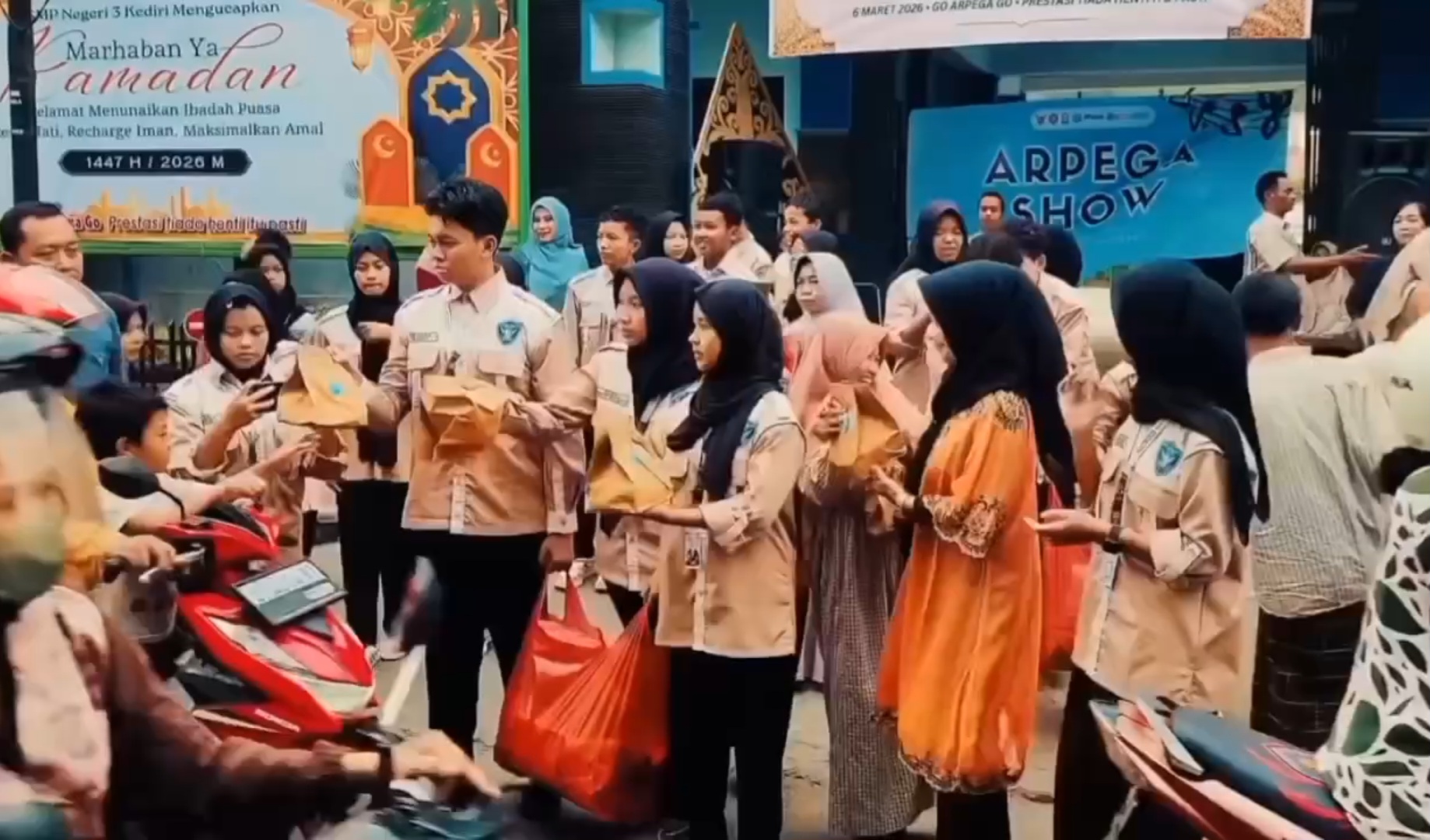 SMP Negeri 3 Kediri Gelar Bagi Takjil, Buka Puasa dan Tarawih Bersama Tanamkan Budaya Religi