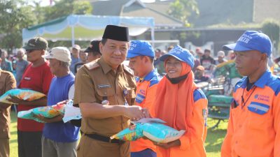 Ribuan Warga Terima Bansos Pemkab Jombang, Didominasi Tukang Becak dan PPKS