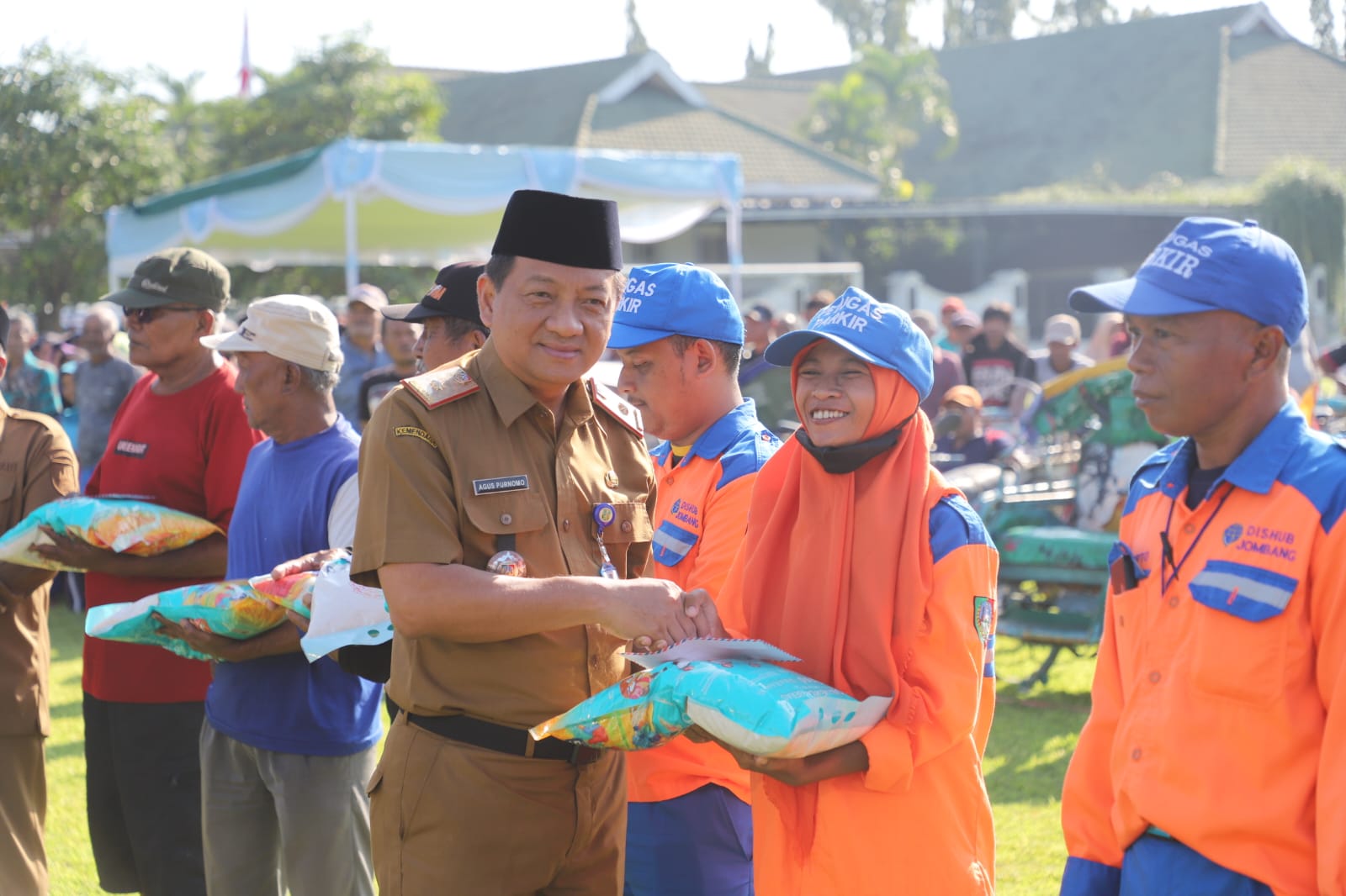 Ribuan Warga Terima Bansos Pemkab Jombang, Didominasi Tukang Becak dan PPKS