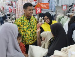 DPD Golkar Kabupaten Kediri Ajak Anak Kurang Mampu Belanja Baju Baru Jelang Lebaran