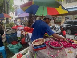 Harga Bunga Ziarah di Jombang Melonjak Jelang Lebaran, Permintaan Tetap Tinggi