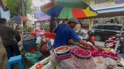 Harga Bunga Ziarah di Jombang Melonjak Jelang Lebaran, Permintaan Tetap Tinggi