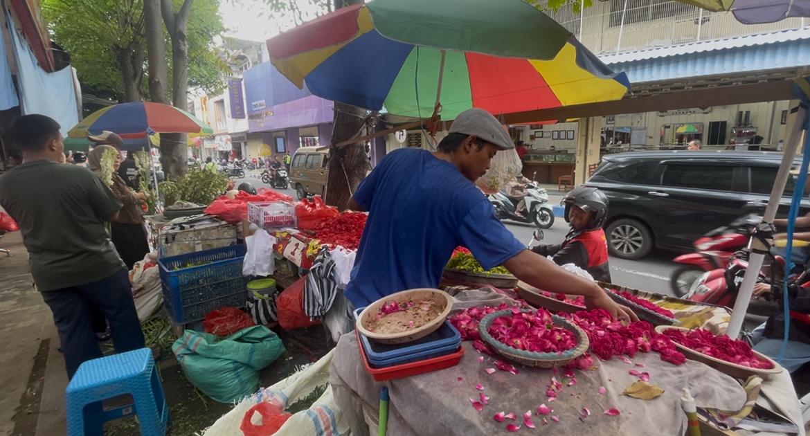 Harga Bunga Ziarah di Jombang Melonjak Jelang Lebaran, Permintaan Tetap Tinggi