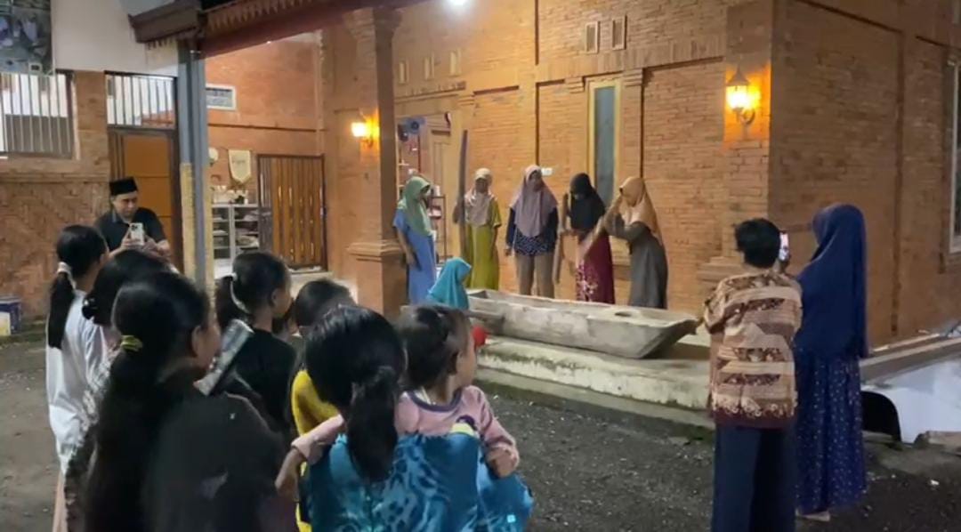Tabuh Lesung hingga Bumil Santap Nasi Liwet, Tradisi Tolak Balak Warnai Gerhana Bulan di Munungkerep