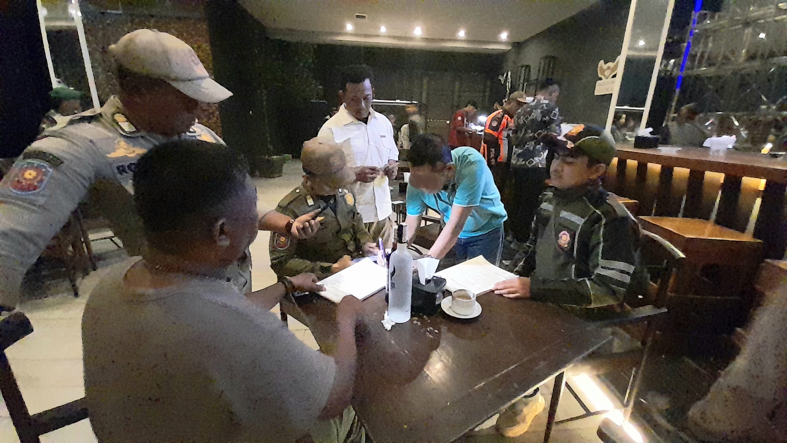 Operasi Gabungan di Luv Gold, Petugas Temukan Izin Miras Diterbitkan dari Luar Kota Kediri