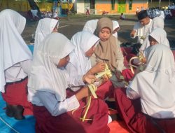 Kala Siswa SDN Menturus Jombang Belajar Memaknai Filosofi Ketupat