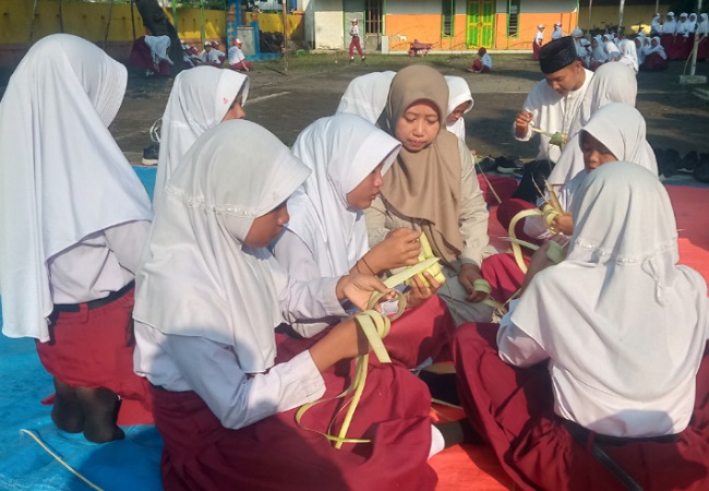 Kala Siswa SDN Menturus Jombang Belajar Memaknai Filosofi Ketupat