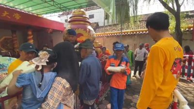Klenteng di Jombang Bagikan Seribu Paket Beras untuk Warga Saat Ramadan