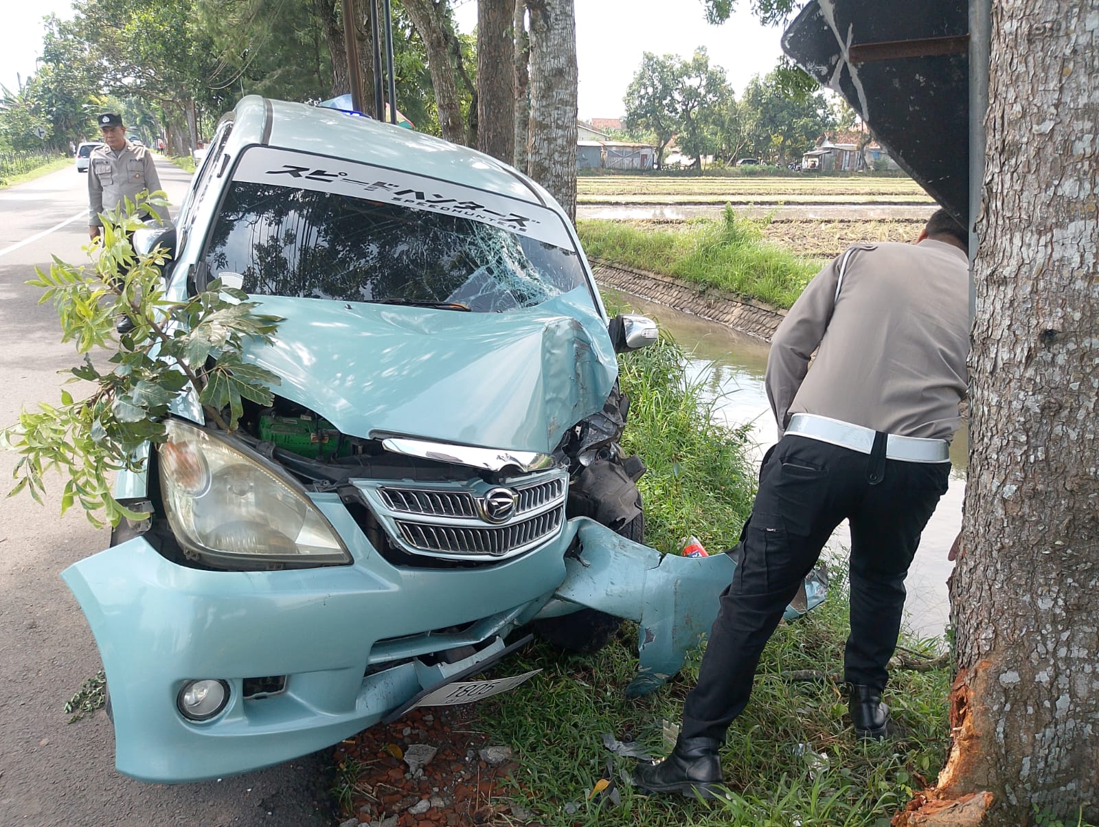 Minibus Hantam Pohon di Japanan Gudo, Enam Penumpang Dilarikan ke RSUD Jombang