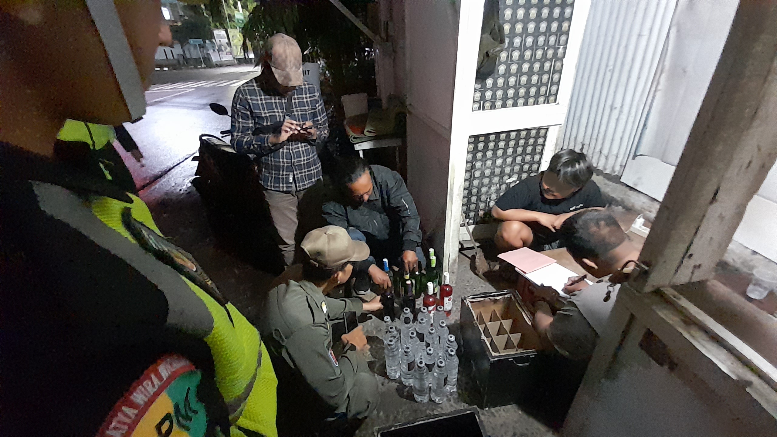 Operasi Gabungan Ramadan, Petugas Temukan Miras Tersembunyi di Gerobak Nasi Warung Kopi Penanggungan