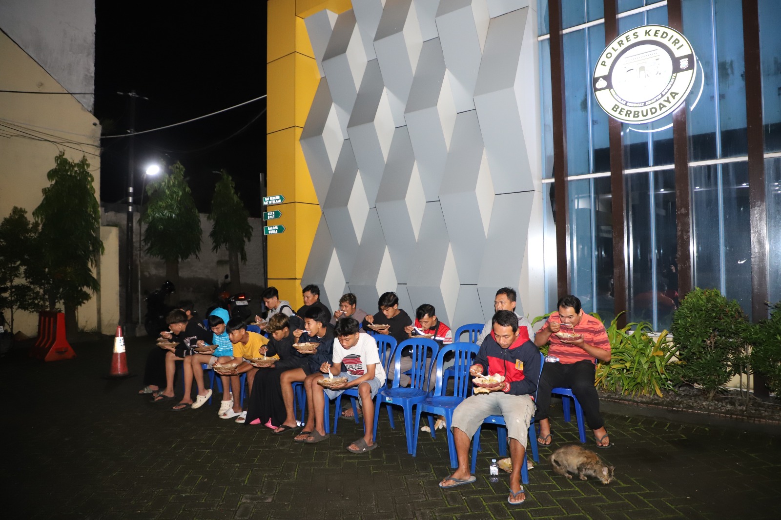 Antusias Warga Ikuti Sahur Bersama Polres Kediri Selama Ramadan