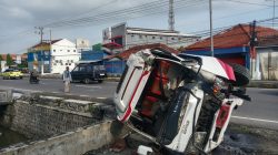 Diduga Sopir Mengantuk, Minibus Terguling di Mojoagung