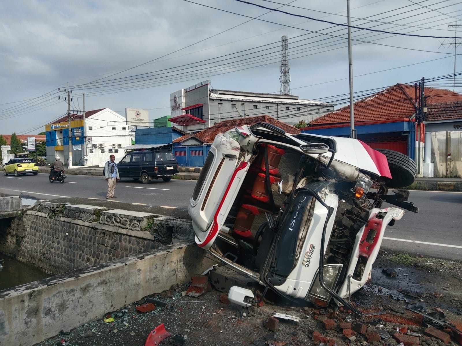 Diduga Sopir Mengantuk, Minibus Terguling di Mojoagung