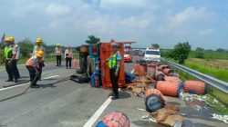 Truk Ikan Terguling di Tol Jombang–Mojokerto, Muatan Berserakan di Jalan