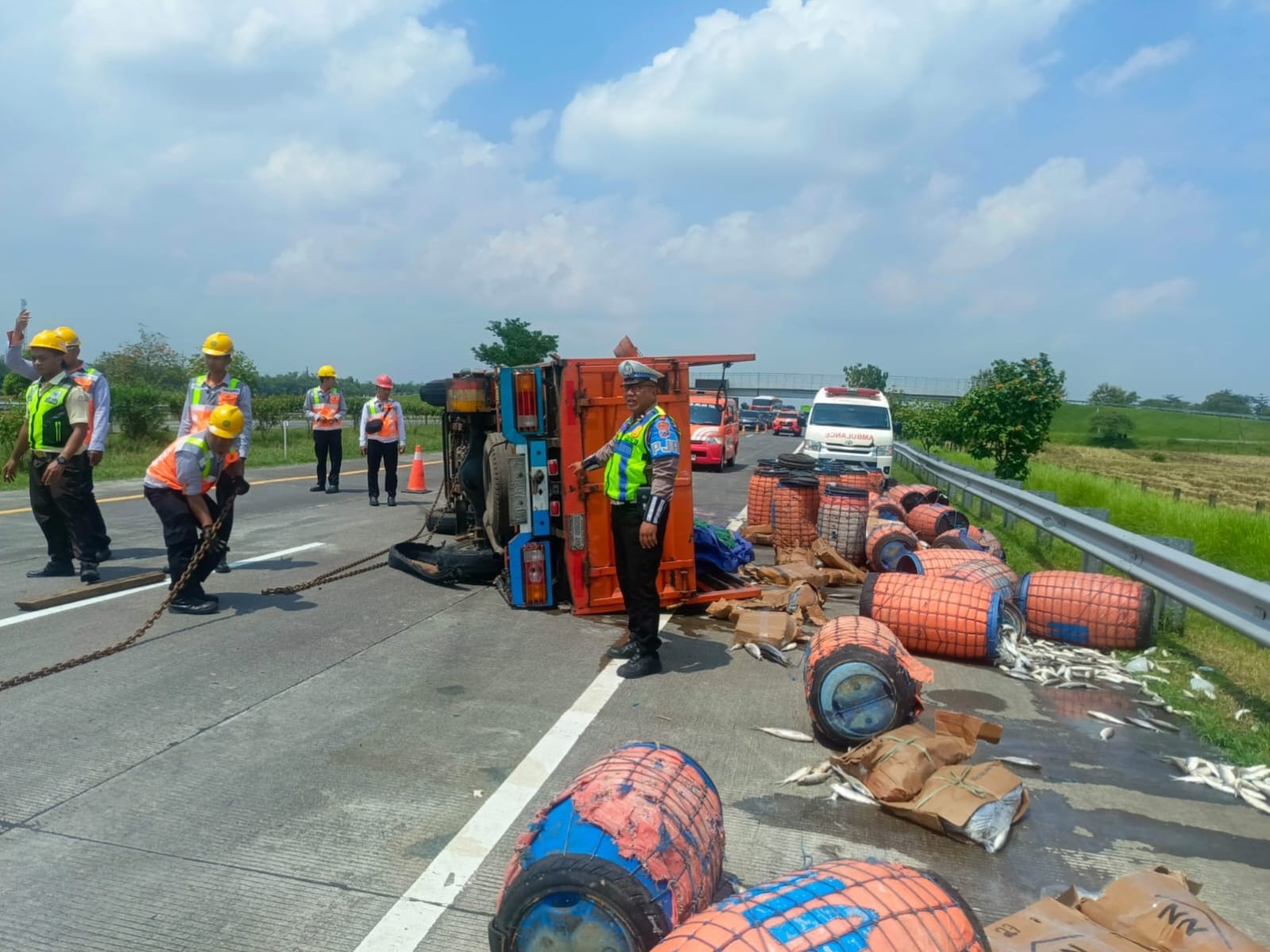 Truk Ikan Terguling di Tol Jombang–Mojokerto, Muatan Berserakan di Jalan