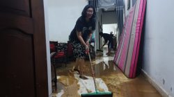 Warga Tertek Bersihkan Lumpur Pascabanjir, Sebut Kejadian Kali Ini Paling Parah