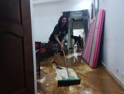 Warga Tertek Bersihkan Lumpur Pascabanjir, Sebut Kejadian Kali Ini Paling Parah