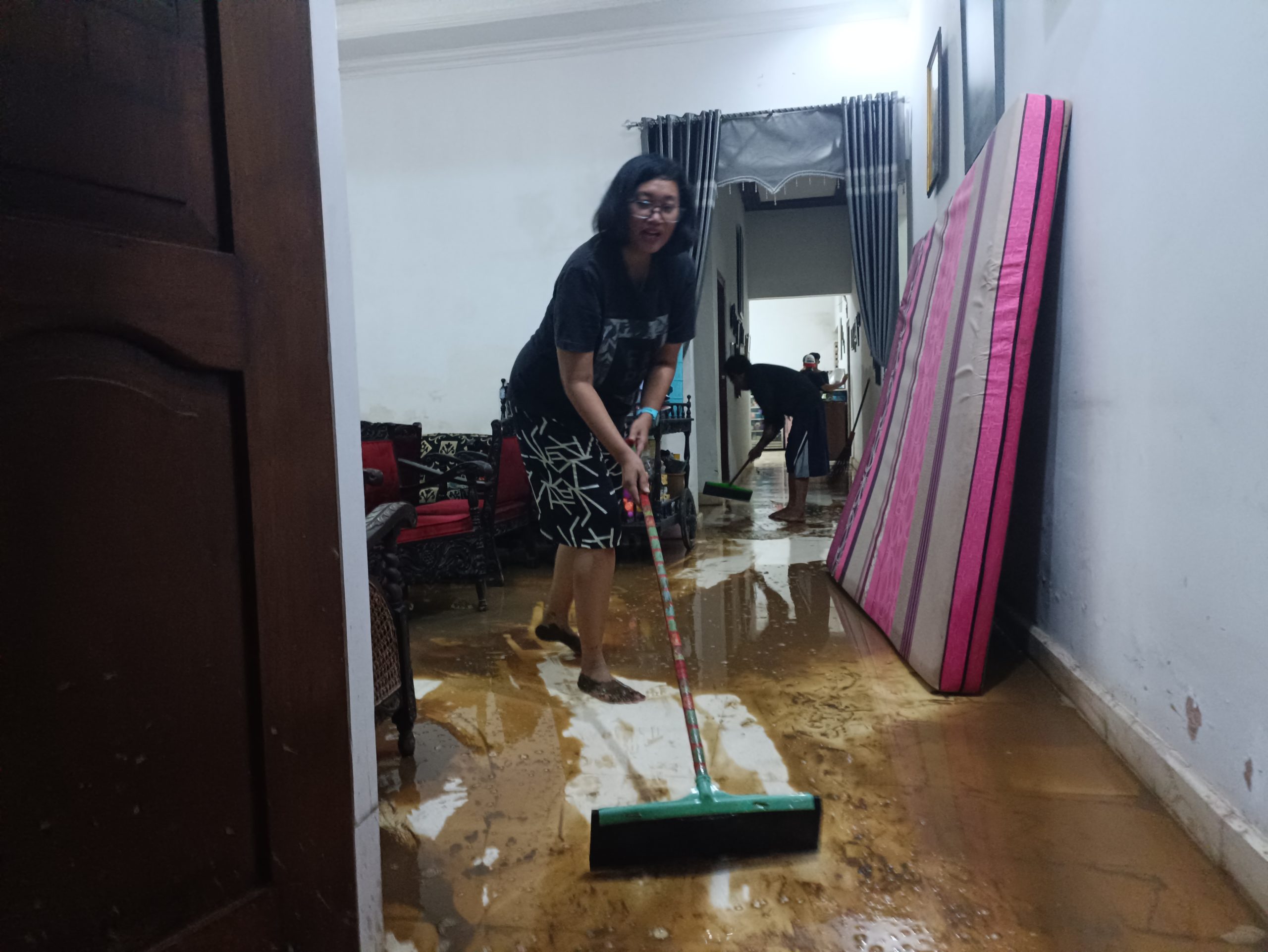 Warga Tertek Bersihkan Lumpur Pascabanjir, Sebut Kejadian Kali Ini Paling Parah