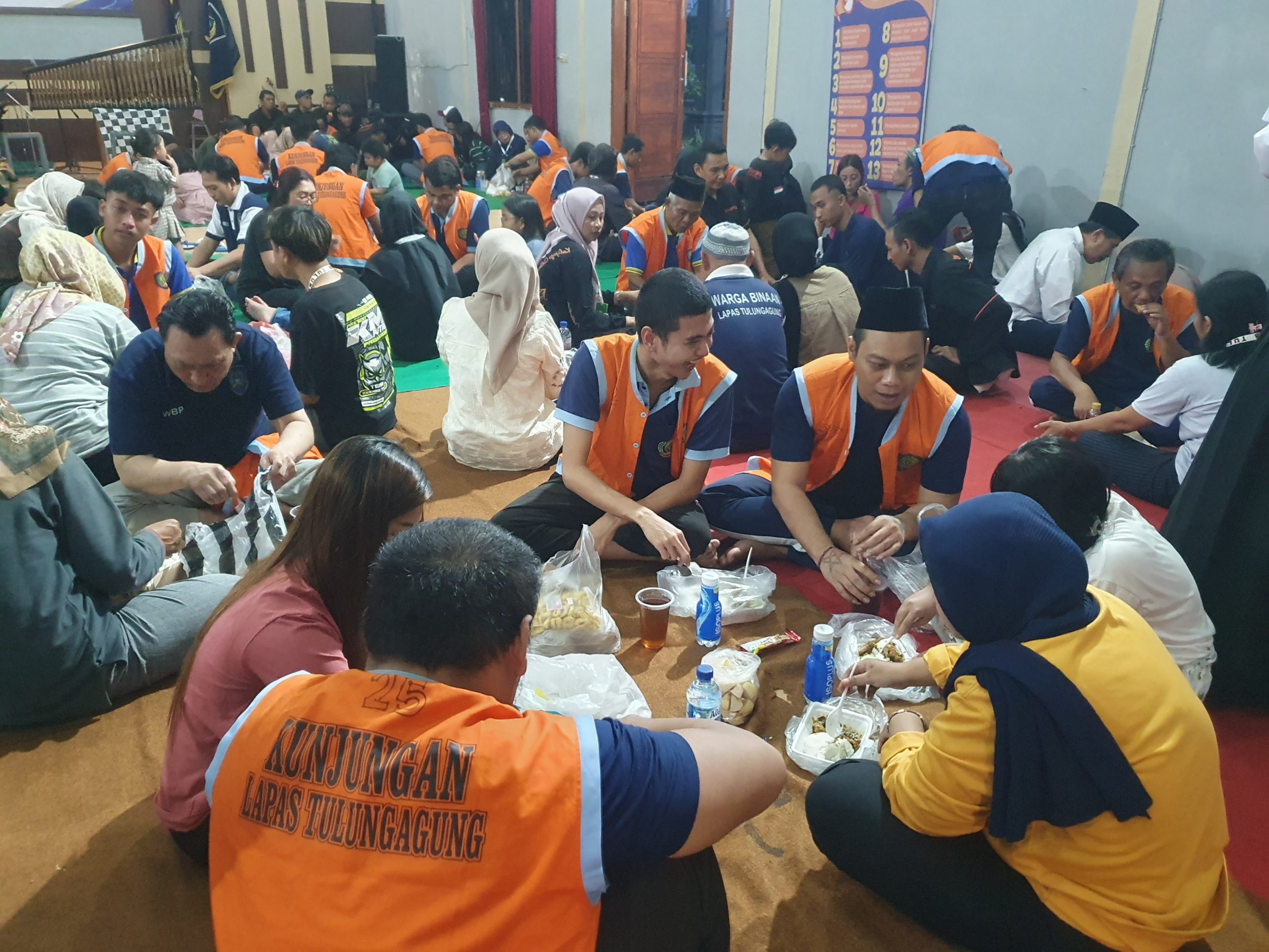 Suasana Haru Warnai Buka Bersama 70 Warga Binaan Lapas Tulungagung dengan Keluarga