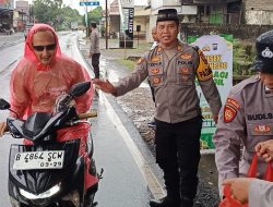 Bulan Puasa Penuh Berkah, Polsek Ringinrejo Berbagi Takjil dan Edukasi Kamtibmas
