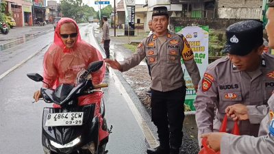 Bulan Puasa Penuh Berkah, Polsek Ringinrejo Berbagi Takjil dan Edukasi Kamtibmas
