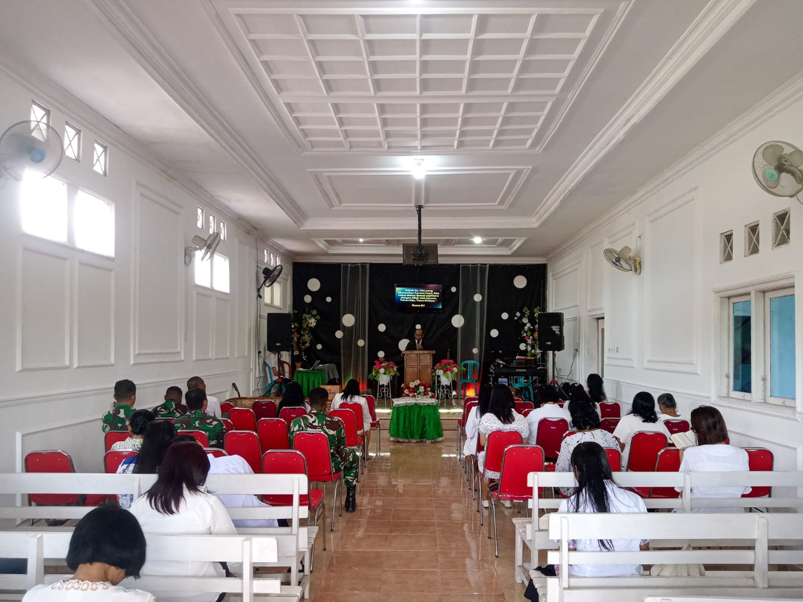 Satgas TMMD ke-127 Ibadah Bersama Jemaat GPdI, Perkuat Kebersamaan dan Toleransi di Kediri