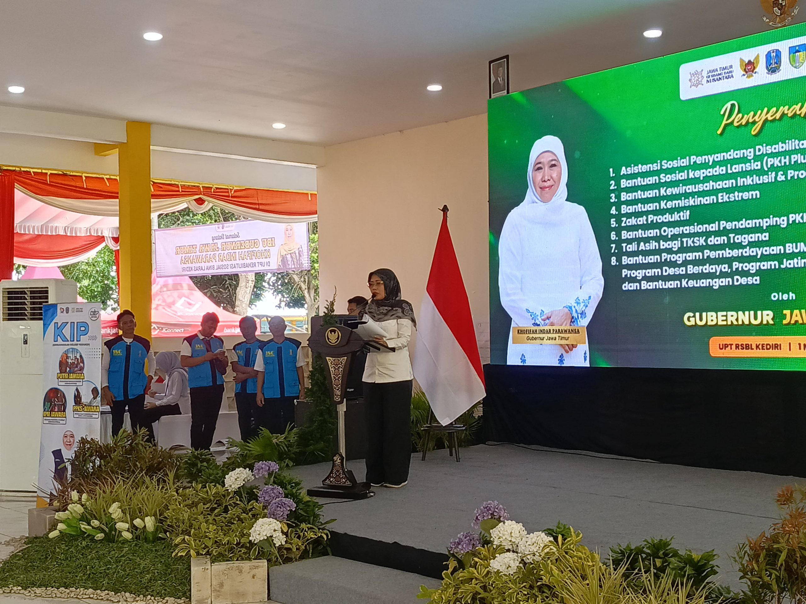 Gubernur Jatim Serahkan Bansos dan Tali Asih Pilar Sosial 2026 di Kediri