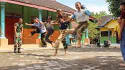 Satgas TMMD ke-127 Ajak Anak-Anak Main Permainan Tradisional di Puncu