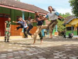 Satgas TMMD ke-127 Ajak Anak-Anak Main Permainan Tradisional di Puncu